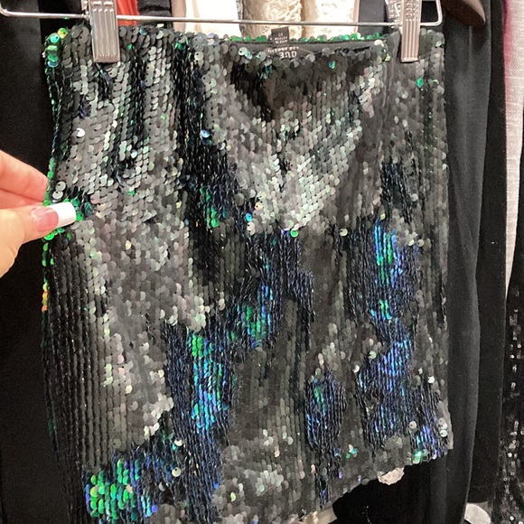 GUESS STUNNING 2 way color Sequin Skirt. SEXY! Size XS. - Picture 9 of 9